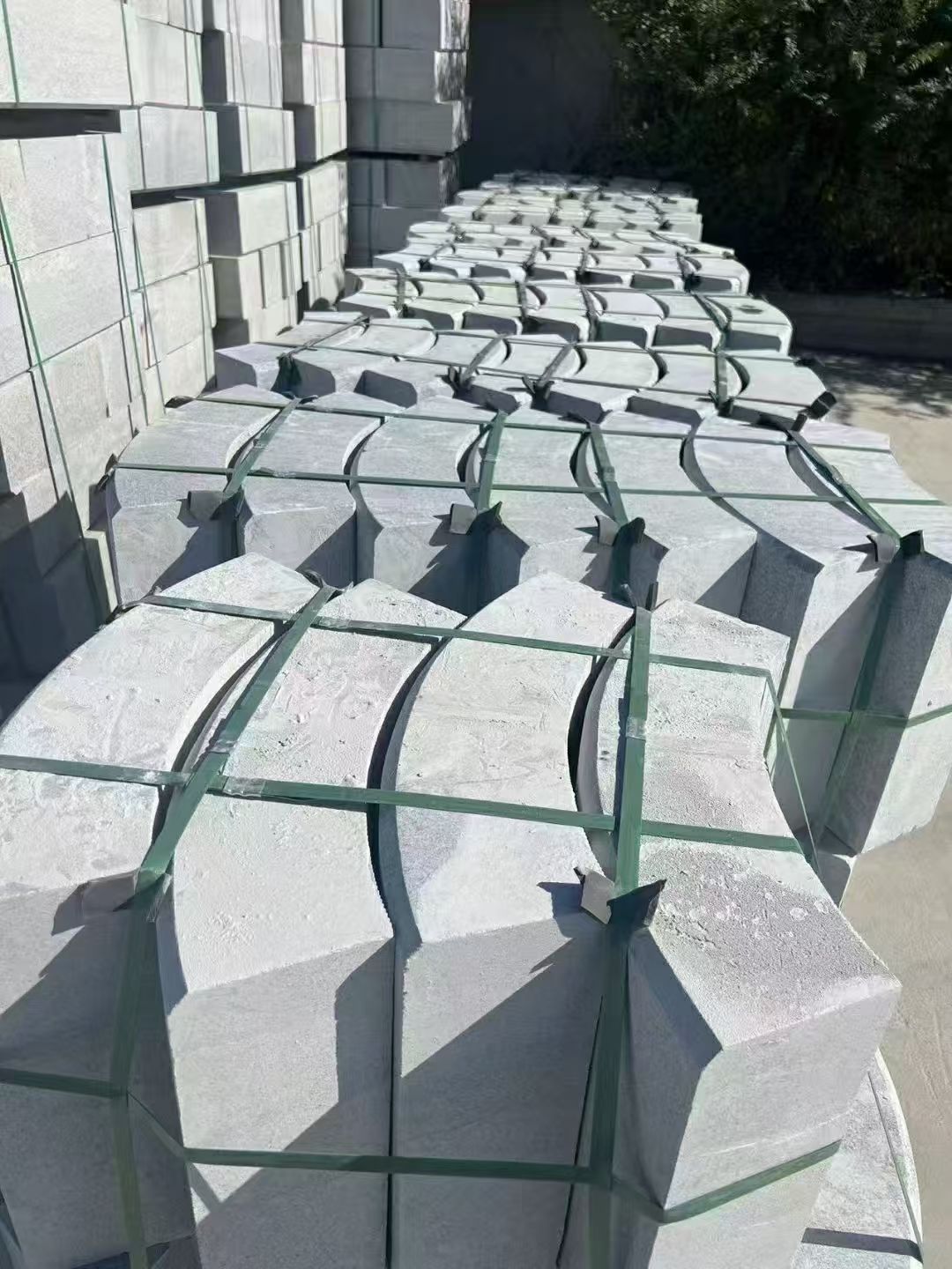 鸡西 芝麻灰弧形路沿石