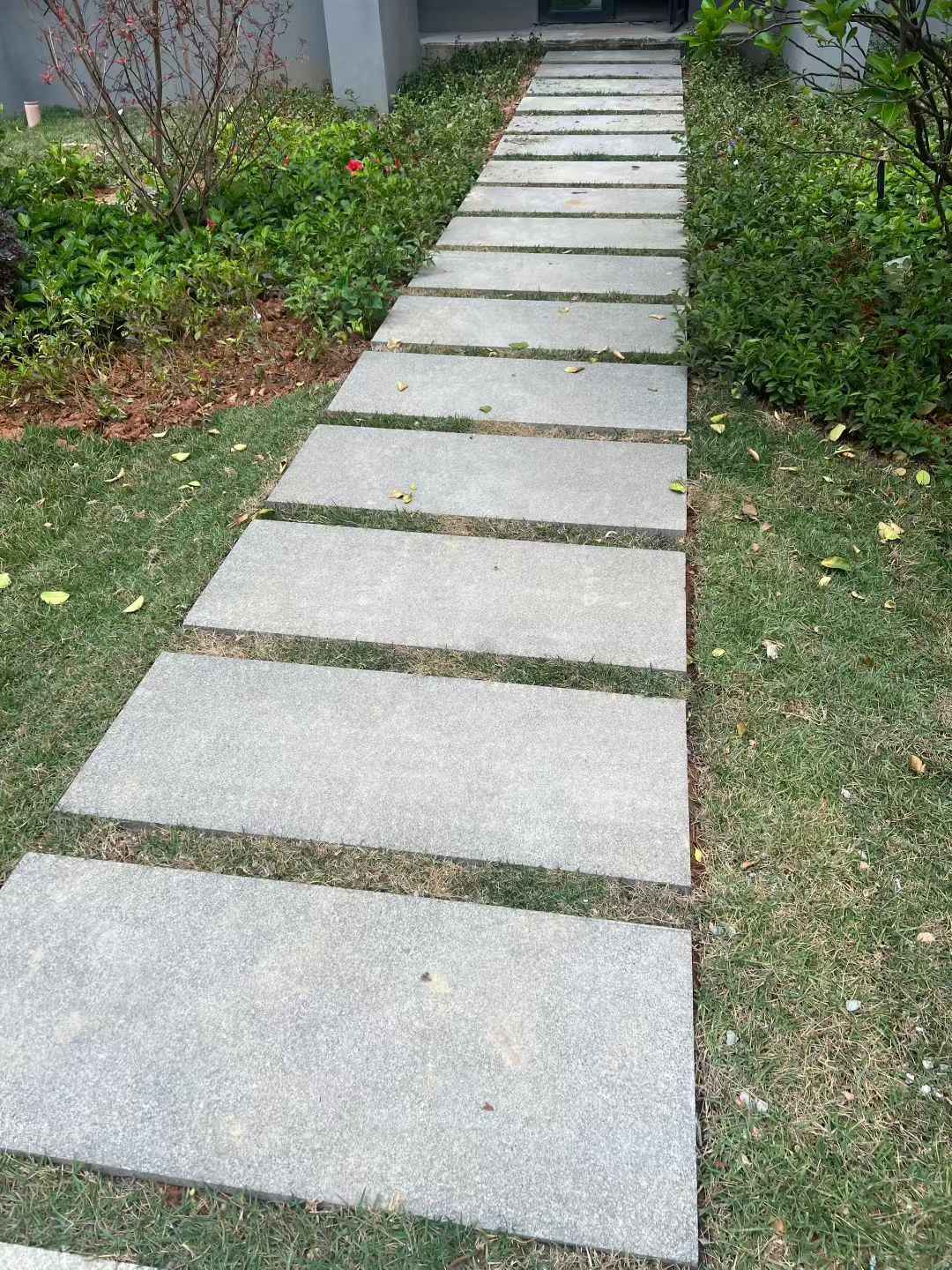 鸡西 芝麻黑小区踏步、汀步石铺装效果