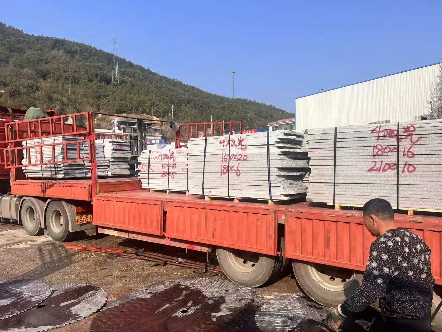 鸡西 芝麻灰花岗岩光面毛板出货日常