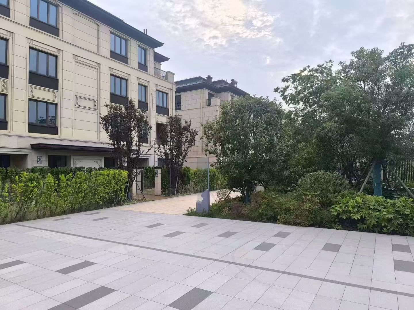 鸡西 芝麻白与芝麻白搭配铺装，尺寸1200*600