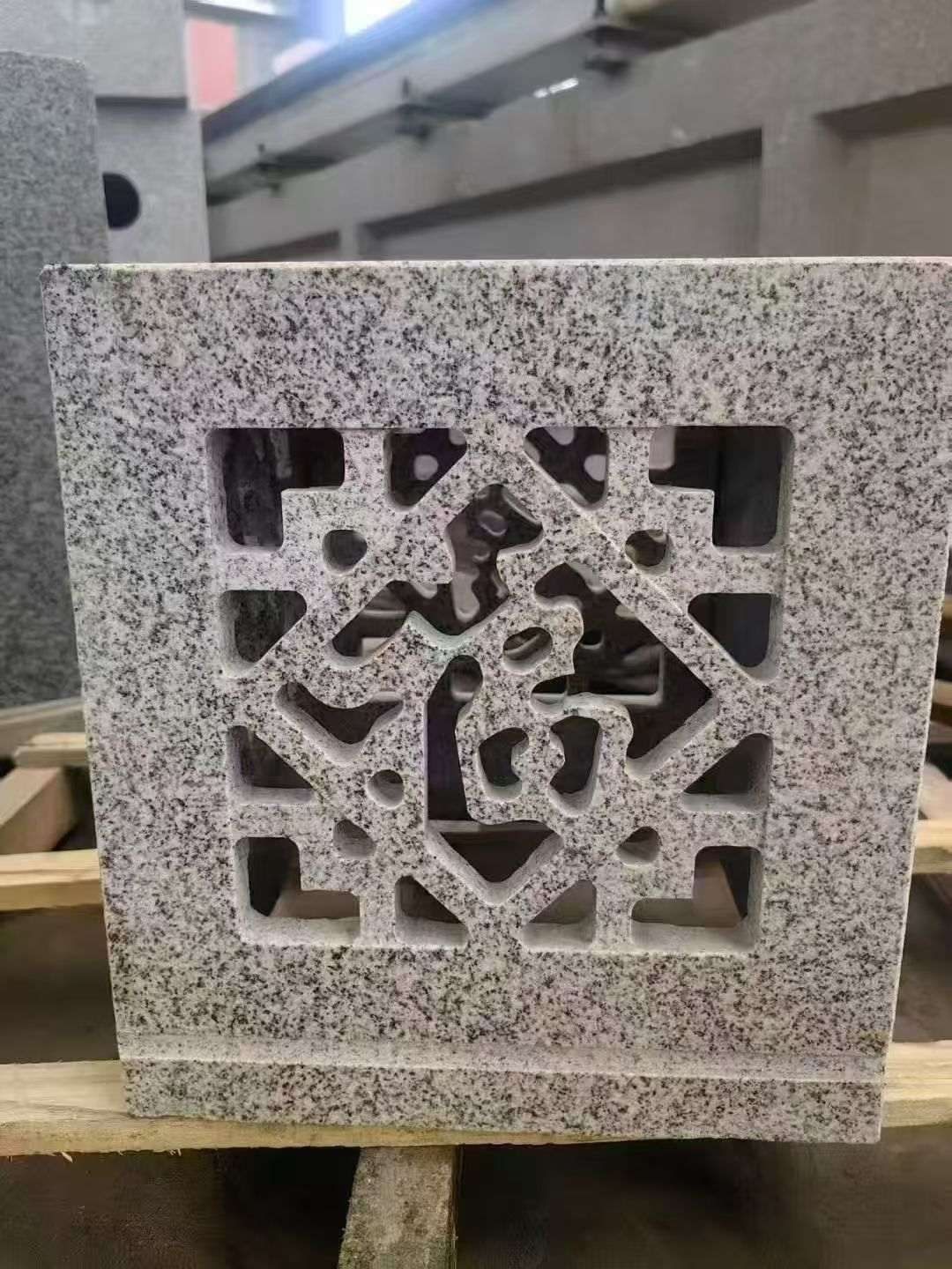 鸡西 芝麻白花岗岩镂空雕花灯笼